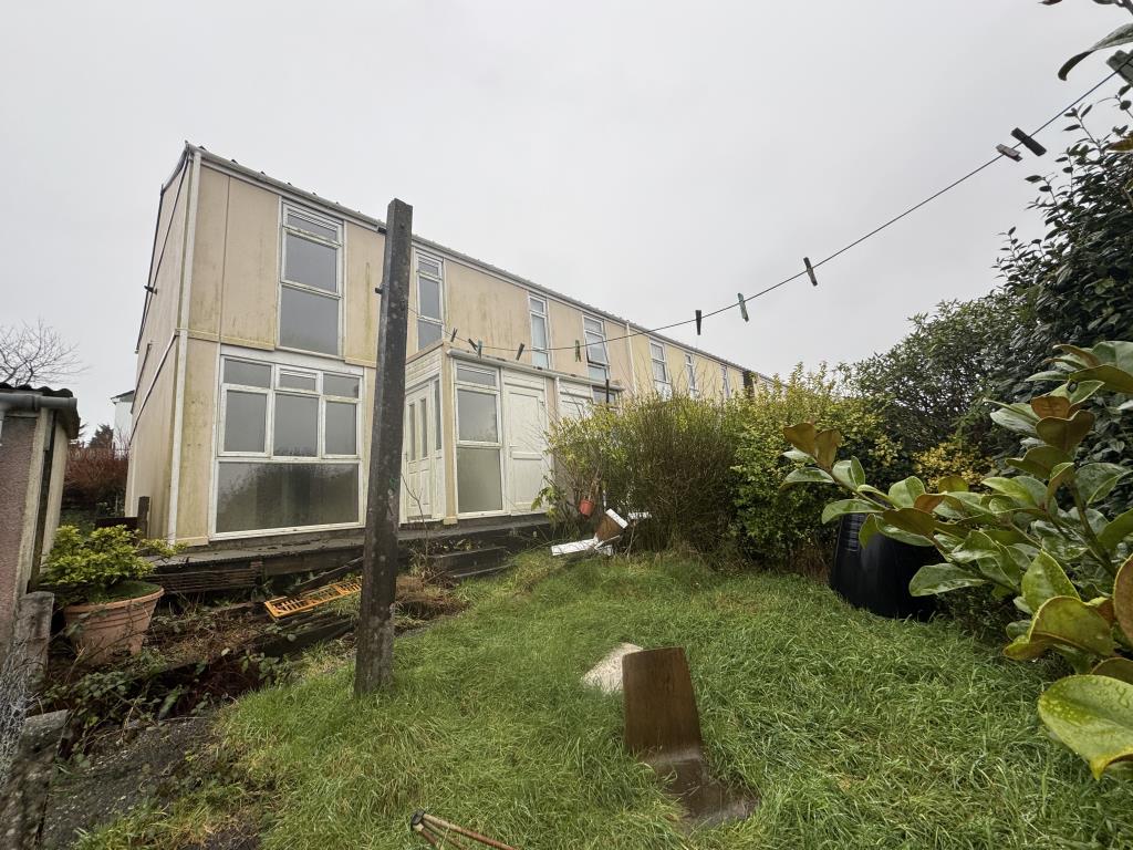 Lot: 110 - END-TERRACE HOUSE FOR IMPROVEMENT - View of the outside from the rear